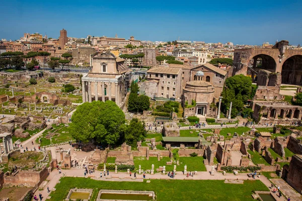 Vista das antigas ruínas do Fórum Romano em Roma — Fotografia de Stock