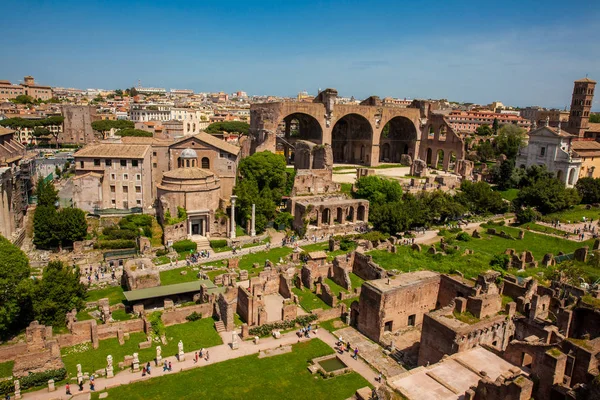 Vista das antigas ruínas do Fórum Romano em Roma — Fotografia de Stock