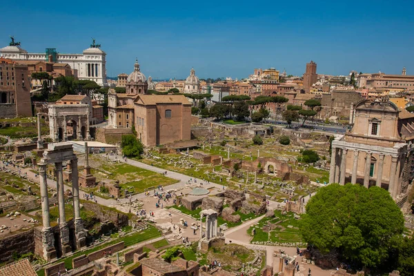 Vista das antigas ruínas do Fórum Romano em Roma — Fotografia de Stock