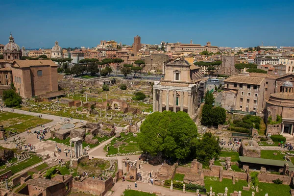 Vista das antigas ruínas do Fórum Romano em Roma — Fotografia de Stock