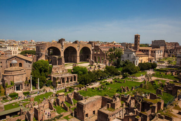 Вид на древние руины Римского форума и Колизея в Риме
