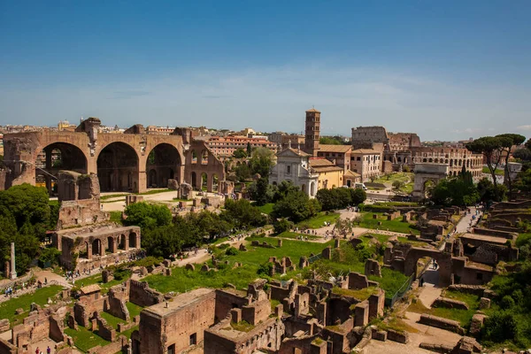 Uitzicht op de oude ruïnes van het Forum Romanum en het Colosseum in Rome — Stockfoto
