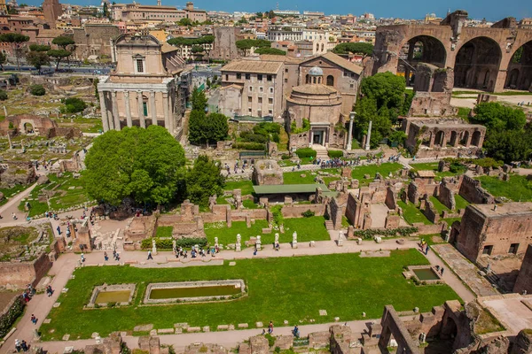 Vista das antigas ruínas do Fórum Romano em Roma — Fotografia de Stock