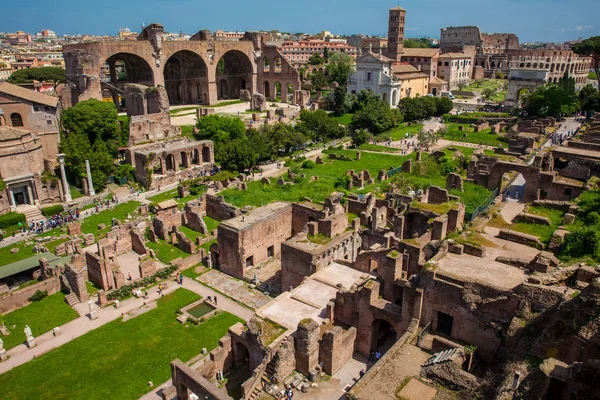 Вид на древние руины Римского форума и Колизея в Риме — стоковое фото