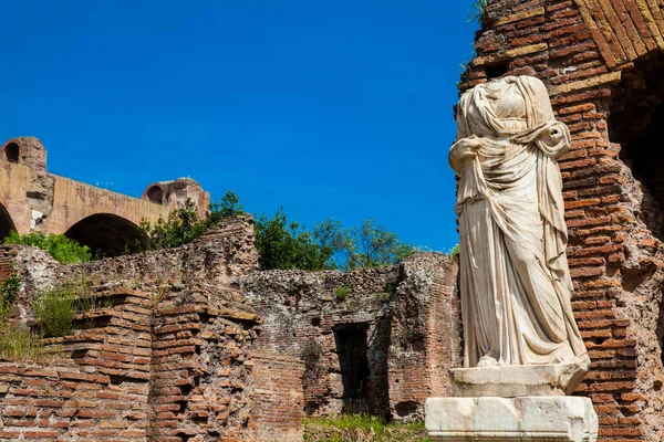 로마 의 로마 포럼에서 베스탈 처녀의 집의 고대 유적 — 스톡 사진