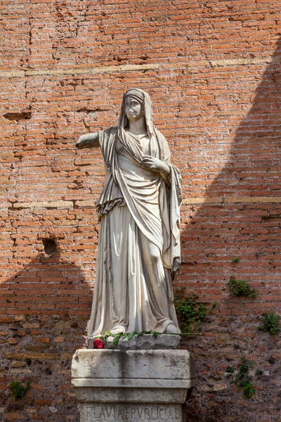 Antichi ruderi della Casa delle Vergini Vestali al Foro Romano di Roma — Foto Stock