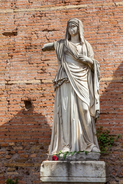 Antichi ruderi della Casa delle Vergini Vestali al Foro Romano di Roma — Foto Stock