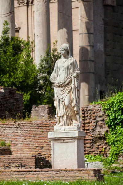 Antichi ruderi della Casa delle Vergini Vestali al Foro Romano di Roma — Foto Stock