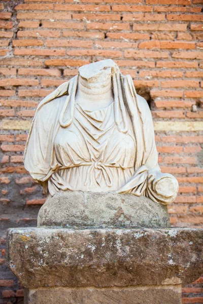 Ancient ruins of the House of the Vestal Virgins at the Roman Forum in Rome — Stock Photo, Image