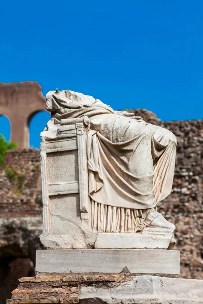 Antike ruinen des hauses der vestal jungfrauen auf dem römischen forum in rom — Stockfoto
