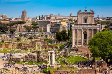 Roma Forumu ve Roma'daki Antoninus ve Faustina Tapınağı'nı ziyaret eden turistler