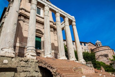 Roma'daki Roma Forumu'nda Antoninus ve Faustina Tapınağı