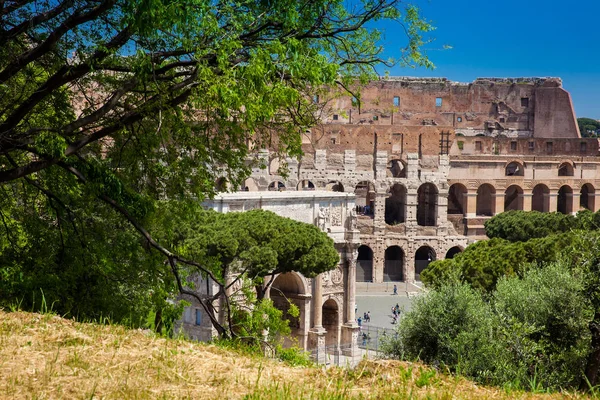 Туристи, які відвідують знаменитий Колізей в Римі в красивому ранньому весняному день — стокове фото
