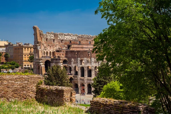 Туристи, які відвідують знаменитий Колізей в Римі в красивому ранньому весняному день — стокове фото