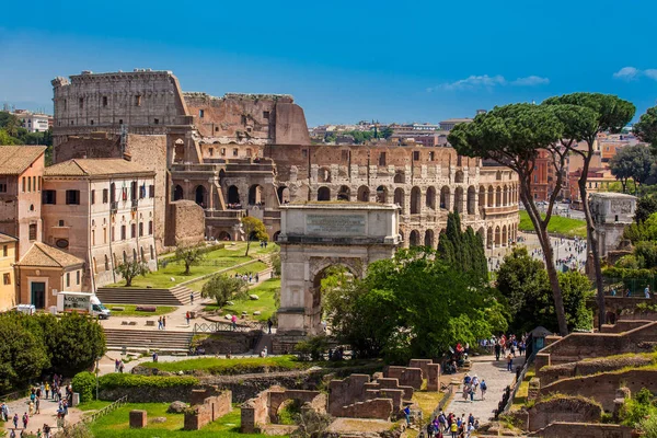 아름다운 이른 봄 날에 로마의 유명한 콜로세움을 방문하는 관광객 — 스톡 사진