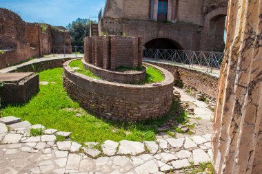 Roma'daki Palatine Tepesi'ndeki Domus Flavia olarak da bilinen Flavian Sarayı'nın cenatio'sundaki Oval çeşme