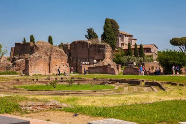 Roma'daki Palatine Tepesi'ndeki Domus Flavia olarak da bilinen Flavian Sarayı'nda sekizgen ada ile Peristyle'ı ziyaret eden turistler