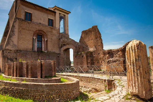 Fontaine ovale de la cenatio du Palais Flavien également connu sous le nom de Domus Flavia sur la Colline Palatine à Rome — Photo