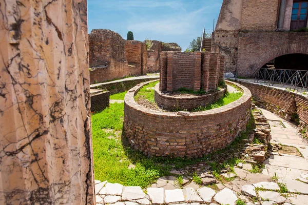 Roma'daki Palatine Tepesi'ndeki Domus Flavia olarak da bilinen Flavian Sarayı'nın cenatio'sundaki Oval çeşme
