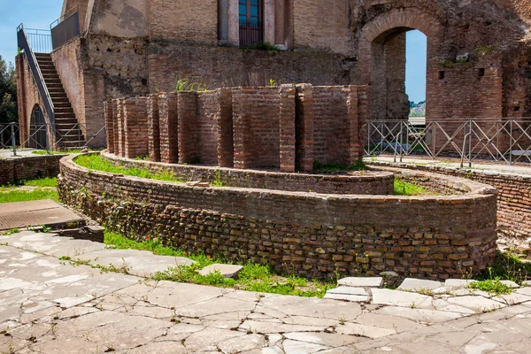 Roma'daki Palatine Tepesi'ndeki Domus Flavia olarak da bilinen Flavian Sarayı'nın cenatio'sundaki Oval çeşme