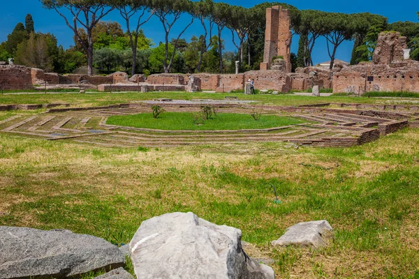 Roma'daki Palatine Tepesi'ndeki Domus Flavia olarak da bilinen Flavian Sarayı'nda sekizgen ada ile Peristyle'ı ziyaret eden turistler — Stok fotoğraf