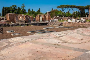 Roma'daki Palatine Tepesi'ndeki Domus Flavia olarak da bilinen Flavian Sarayı'nda güzel bir dekore edilmiş zeminin kalıntıları 