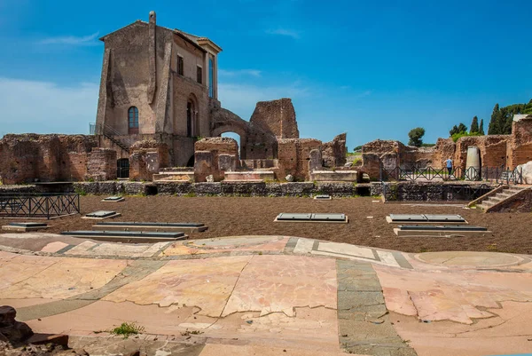 Roma'daki Palatine Tepesi'ndeki Domus Flavia olarak da bilinen Flavian Sarayı'nda güzel bir dekore edilmiş zeminin kalıntıları — Stok fotoğraf