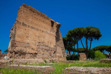 Roma, İtalya - Nisan 2018: Palatine Tepesi'ndeki Septimius Severus veya Domus Severiana Sarayı'nın kalıntılarını ziyaret eden turistler