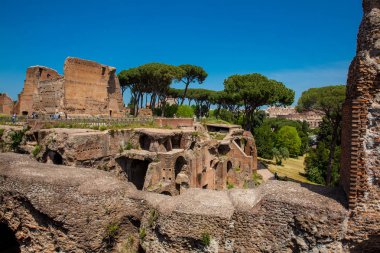 Roma, İtalya - Nisan 2018: Palatine Tepesi'ndeki Septimius Severus veya Domus Severiana Sarayı'nın kalıntılarını ziyaret eden turistler