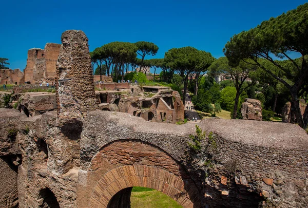 Turistas que visitam as ruínas do Palácio de Septímio Severo ou Domus Severiana no Monte Palatino — Fotografia de Stock