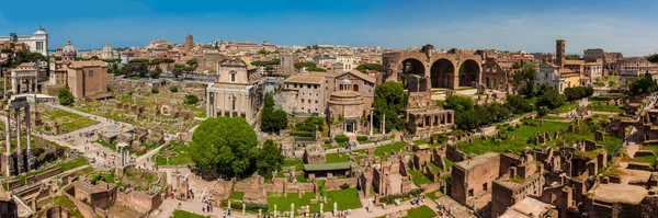 Vista panorâmica das antigas ruínas do Fórum Romano e do Coliseu de Roma — Fotografia de Stock