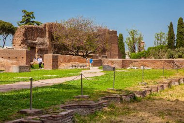 Roma'daki Palatine Tepesi'ndeki Domus Augustana antik kalıntılarını ziyaret eden turistler