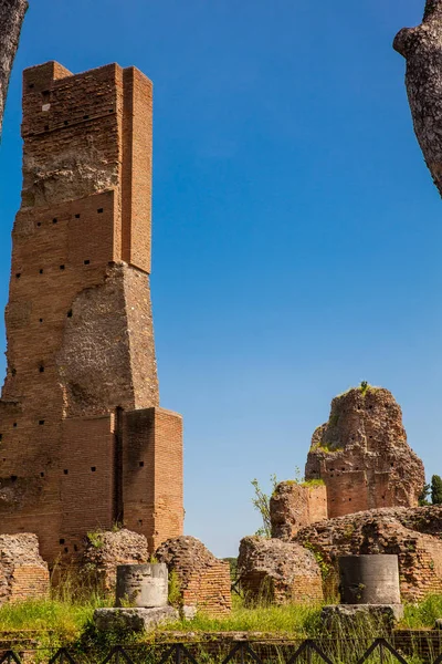 Detalj av väggarna vid de gamla ruinerna av Domus Augustana på Palatine Hill i Rom — Stockfoto