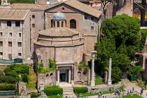 Turistas que visitam o antigo Templo Rômulo no Fórum Romano em Roma — Fotografia de Stock