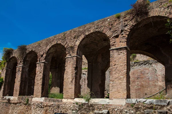Roma'daki Roma Forumu'nda Ortaçağ Verandası Harabeleri