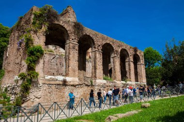 Roma'daki Roma Forumu'nda Ortaçağ Verandası kalıntılarını ziyaret eden turistler