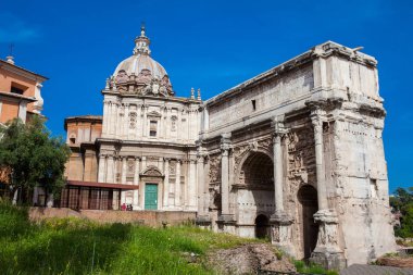 Roma'daki Roma Forumu'nda Santi Luca e Martina Kilisesi ve Septimius Severus Kemeri'ni ziyaret eden turistler