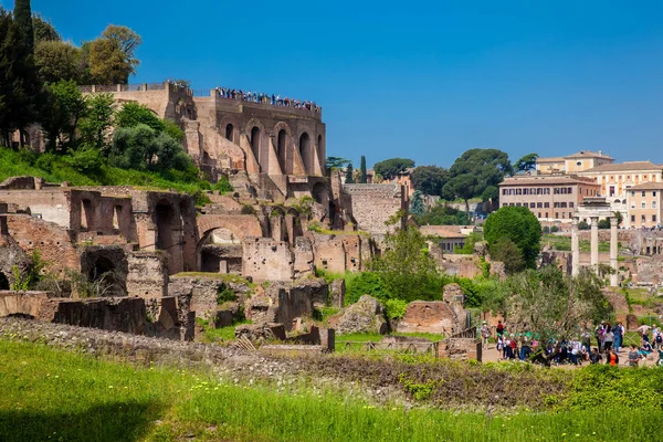 Turistas que visitam o Domus Tiberiana e o Fórum Romano em Roma — Fotografia de Stock