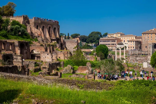 Turistas que visitam o Domus Tiberiana e o Fórum Romano em Roma — Fotografia de Stock