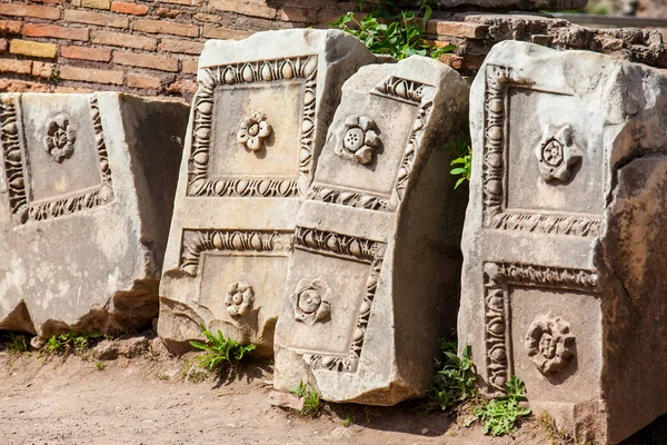 Dettaglio delle bellissime sculture in pietra che decoravano l'antico Foro Romano di Roma — Foto Stock