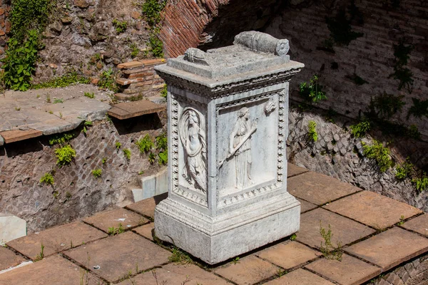 Dettaglio delle bellissime sculture in pietra che decoravano l'antico Foro Romano di Roma — Foto Stock