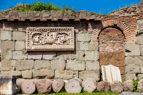 Detalj av de vackra sten ristningarna som dekorerade den antika romerska Forum i Rom — Stockfoto