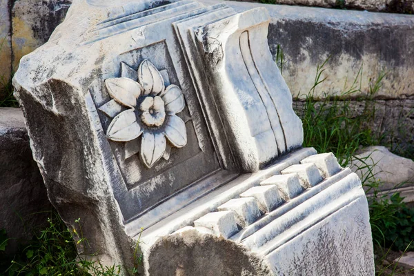 Detalhe das belas esculturas em pedra que decoravam o antigo Fórum Romano em Roma — Fotografia de Stock