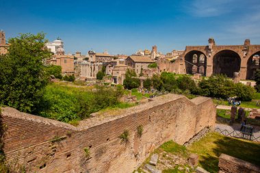 Roma'da güzel bir erken bahar gününde Roma Forumu ziyaret Turistler