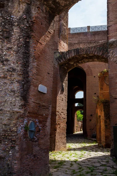 Uitzicht op de Clivus victoriae een oude weg klimmen de Palatijn — Stockfoto