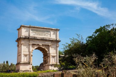 Roma'da güzel bir erken bahar gününde Roma Forumu'nda Titus Kemeri ziyaret Turistler