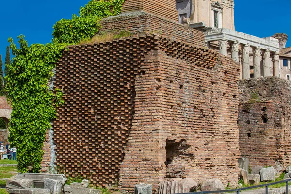 로마 의 로마 포럼에서 명예 칼럼의 아름다운 벽돌 기지 — 스톡 사진