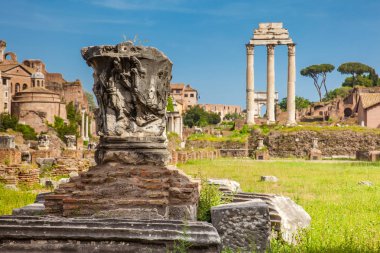 Roma'daki Roma Forumu'nda Julia Bazilikası ve Castor ve Pollux Tapınağı'nın kalıntıları