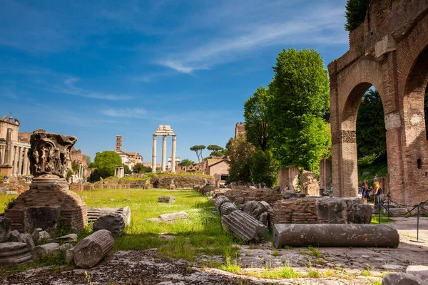 Restos da Basílica Júlia e do Templo de Castor e Pollux no Fórum Romano em Roma — Fotografia de Stock