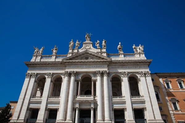 Fachada adornada de la Archbasilica de San Juan de Letrán en Roma — Foto de Stock